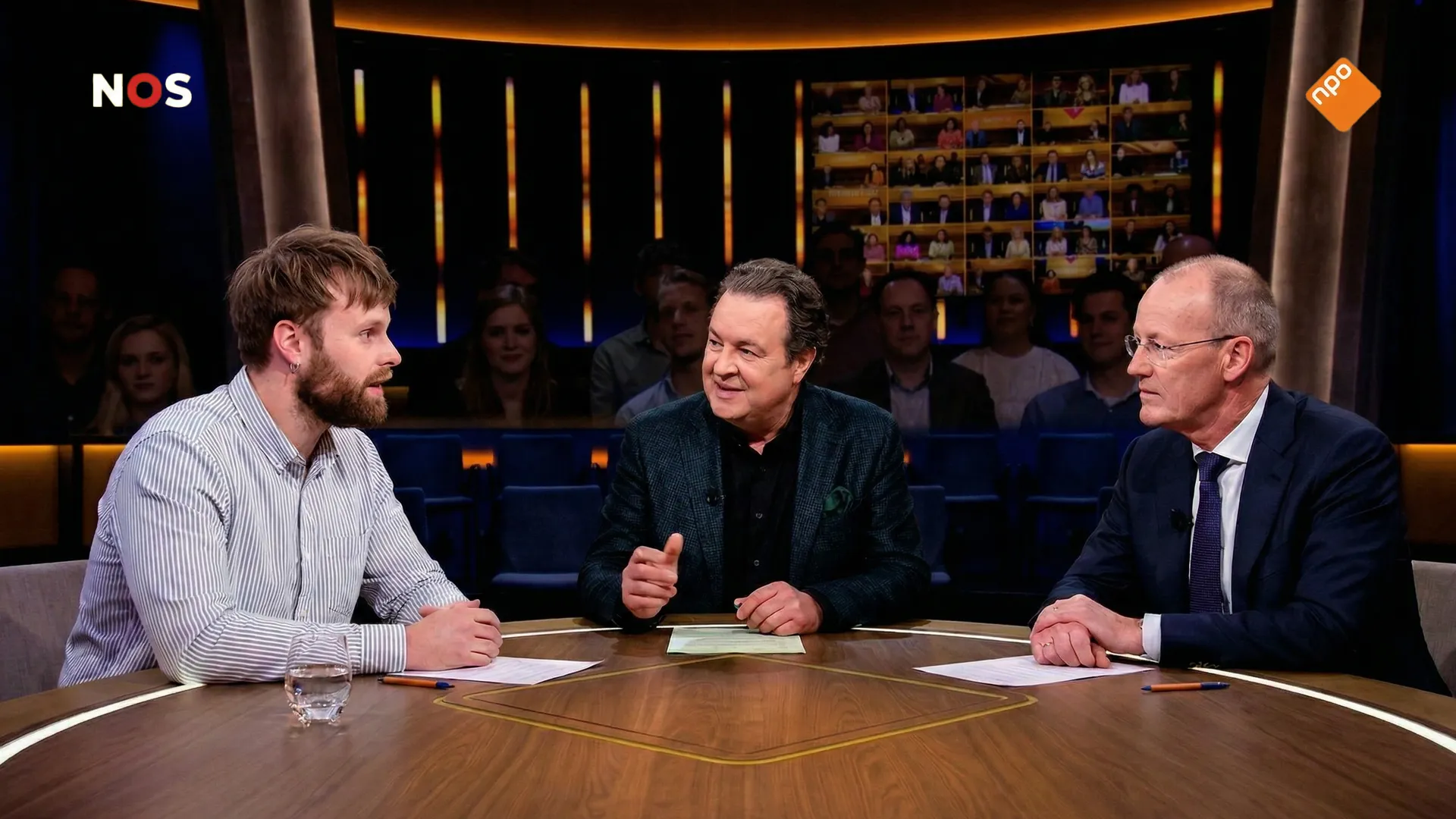 Tim Hofman confronteert Klaas Knot in de studio